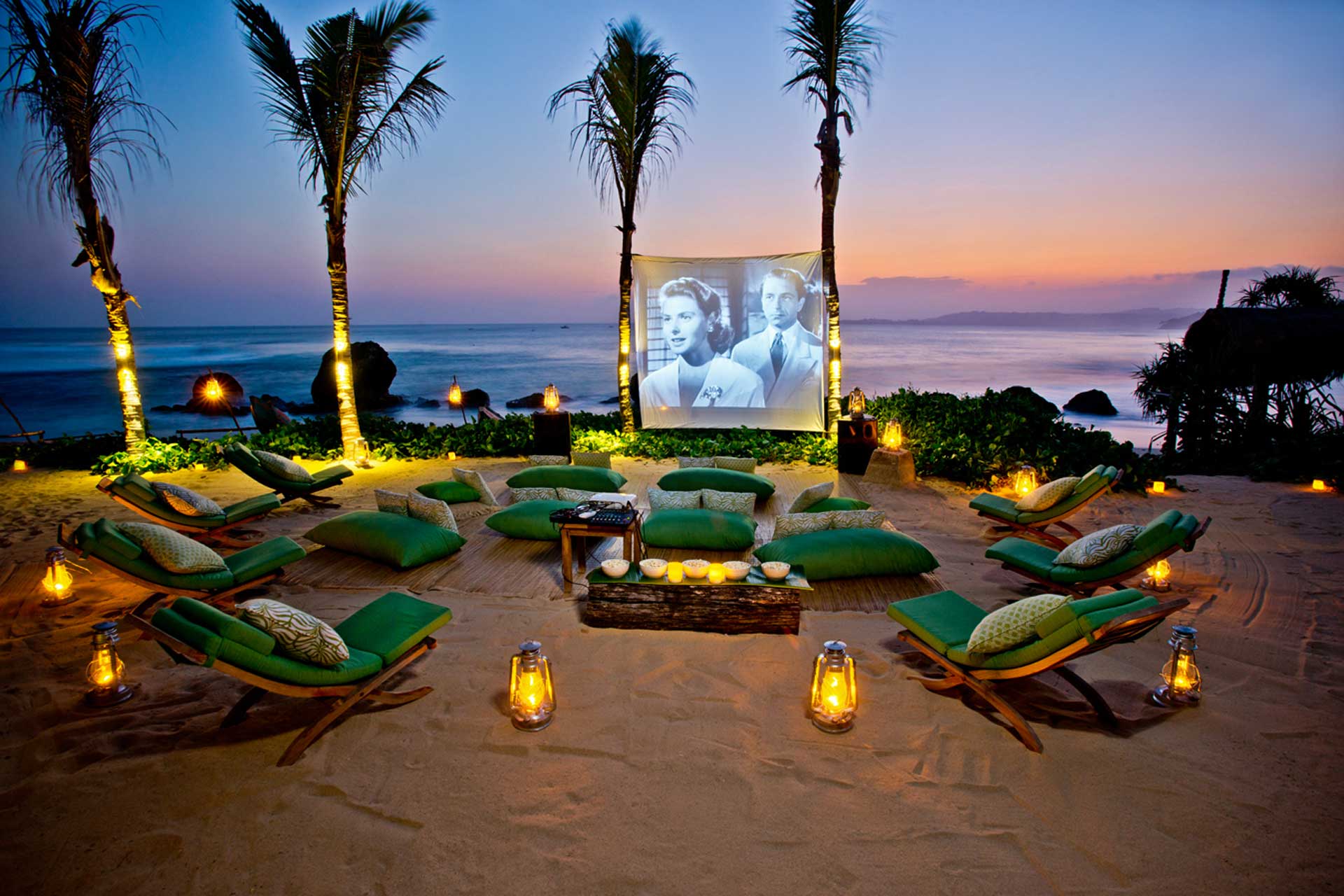 Beach cinema. Гедонист на пляжу Бали. Luxury Tourism. Cinema Beach. Hotels around the World in 1 photo.